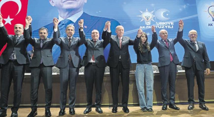 AK Parti’ye katılan 4 başkana Erdoğan rozet taktı