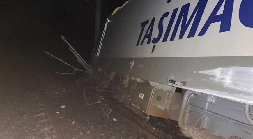 Balıkesirde toprak kayması Zemindeki hareketlilik nedeniyle yolcu treni raydan çıktı