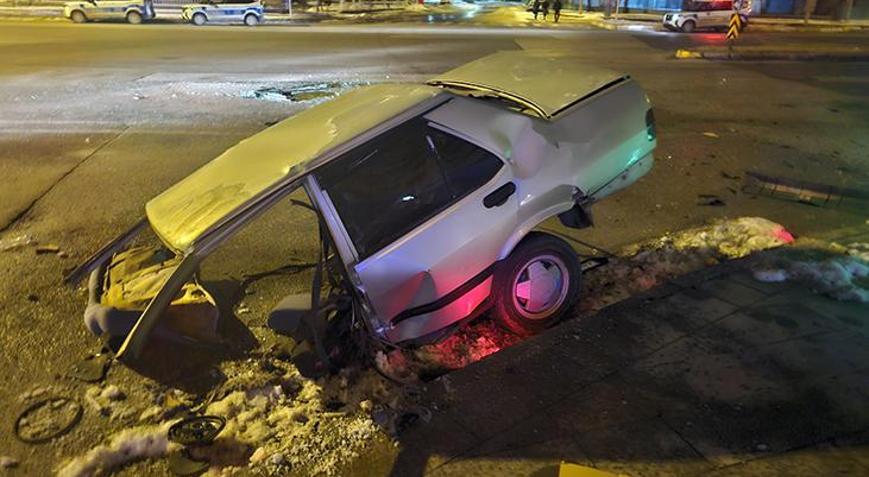 Erzincanda feci kaza Araç ikiye bölündü: 4 yaralı