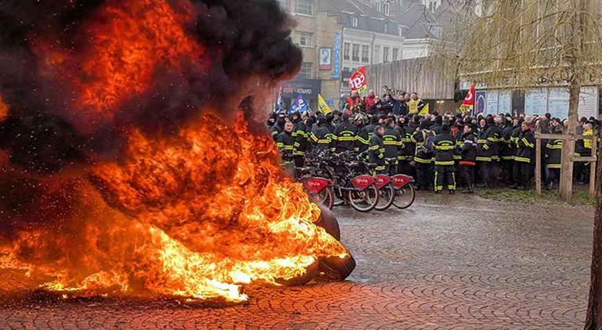Fransada protestocu itfaiyeciler ile polis arasında arbede çıktı