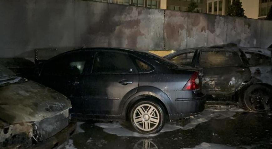 Sarıyerde şüpheli araç yangınları 5 araç alevlere teslim oldu