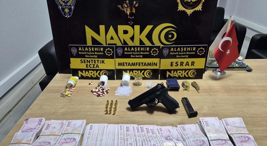 Manisa’da uyuşturucu operasyonu: Evden hap, metamfetamin ve 120 bin tl çıktı