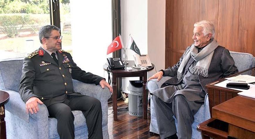 Genelkurmay Başkanı Orgeneral Bayraktaroğlu, Pakistan Savunma Bakanı Asif ile bir araya geldi