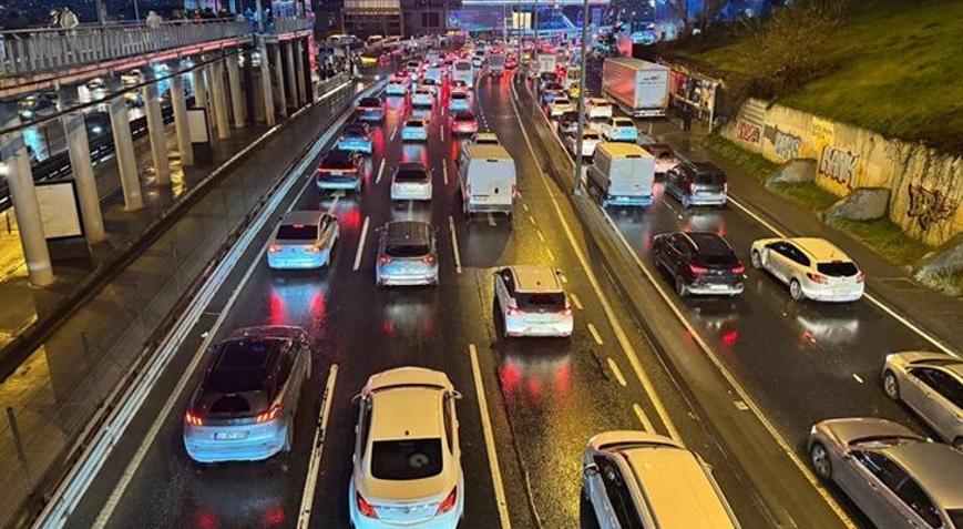 İstanbulda akşam saatlerinde trafik yoğunluğu yüzde 80e çıktı