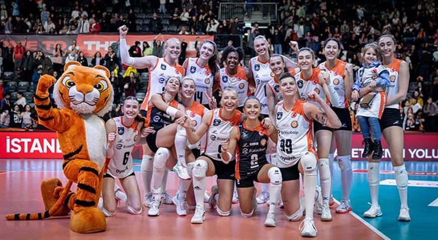 Eczacıbaşı 4 sette galip geldi, 15. galibiyetini aldı
