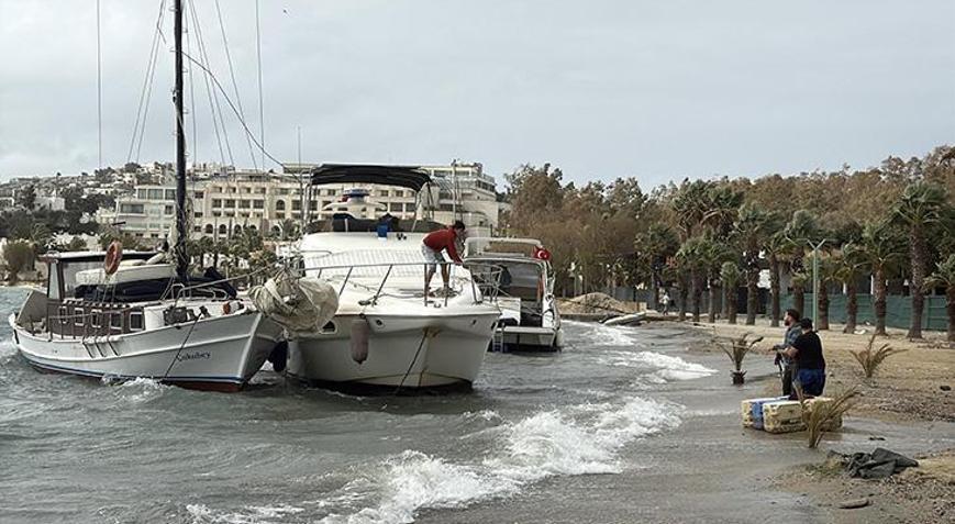Bodrum’da fırtına Tekneler karaya oturdu, feribot seferi iptal edildi