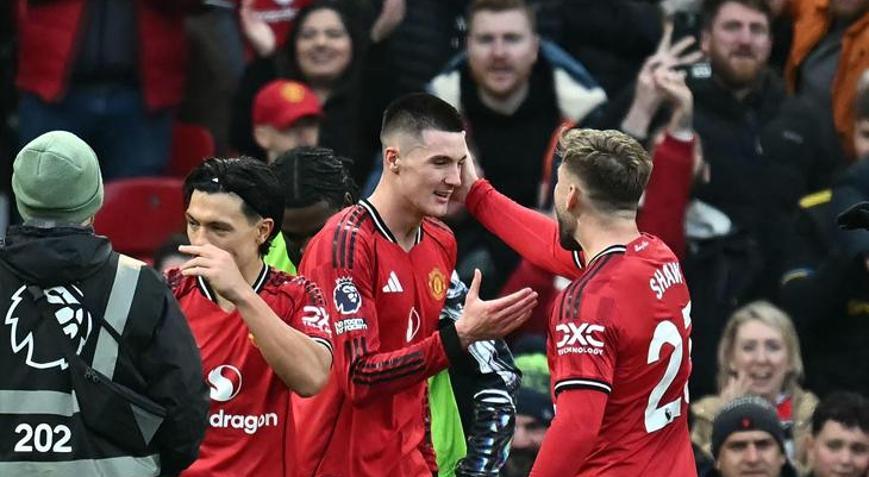 Premier Ligde nefes kesen maçı Manchester United kazandı