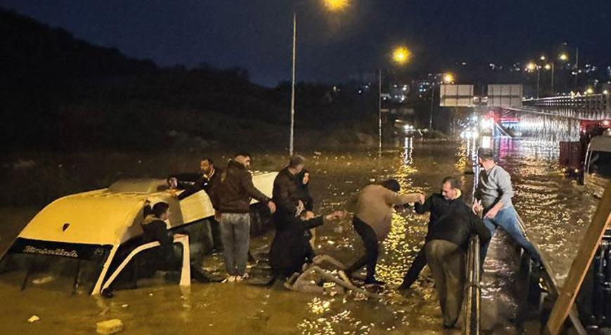 Son dakika... Aydında minibüs suya gömüldü, 20 yolcu mahsur kaldı Son dakika... Aydında minibüs suya gömüldü, 20 yolcu mahsur kaldı