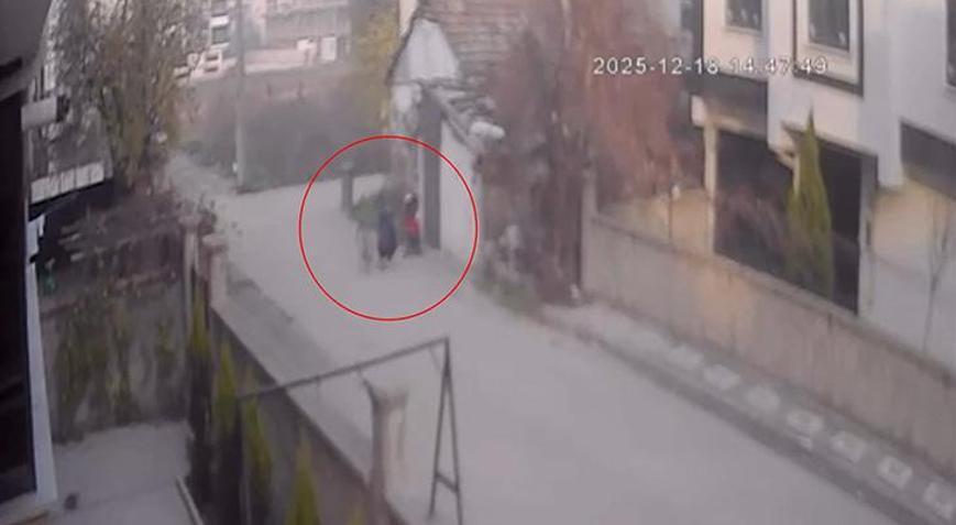 Bebek arabasından 2 milyon liralık altın çaldı Önce kameraya sonra polise yakalandı