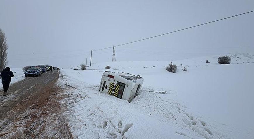 Sivas’ın Yıldızeli ilçesinde öğrenci minibüsü şarampole devrildi 10 yaralı