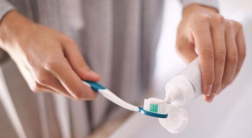 Meğer her gün yapıyormuşuz Dişleri gizlice eriten 5 sinsi alışkanlık