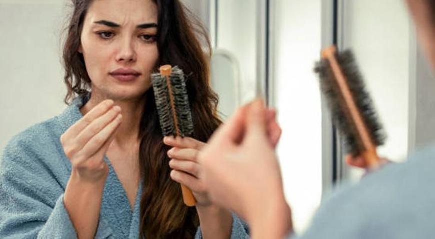 Kuaförlerin sırrı: Saç fırçasını ilk günkü haline getiren 5 dakikalık yöntem