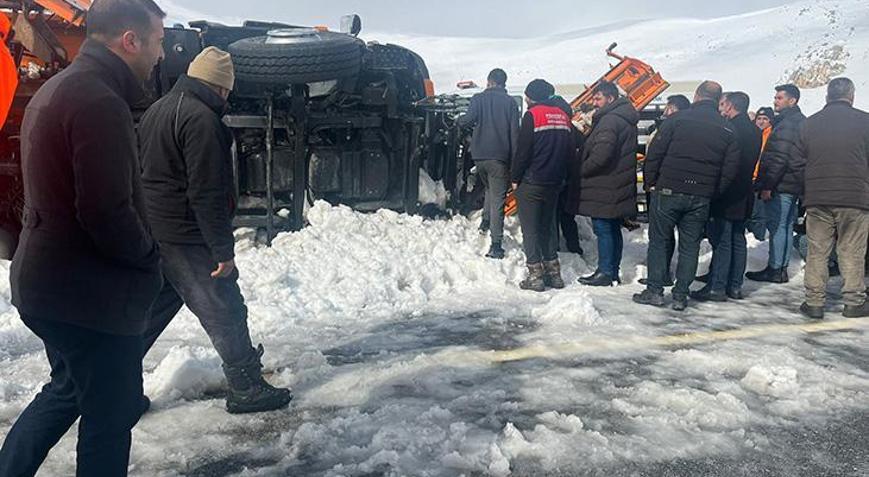 Tendürek Geçidinde kar küreme aracı devrildi: 2 ölü