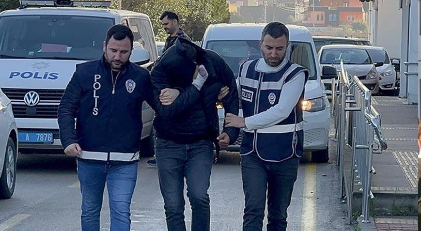 Çocuk tesliminde ortalık karıştı Eski eşler birbirini darbetti