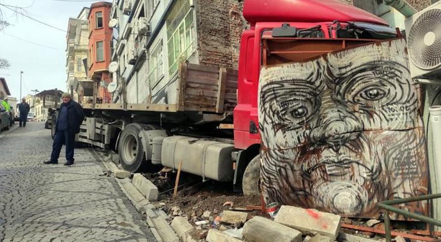 Beşiktaşta faciadan dönüldü Yokuştan kayan TIR binanın duvarına çarptı