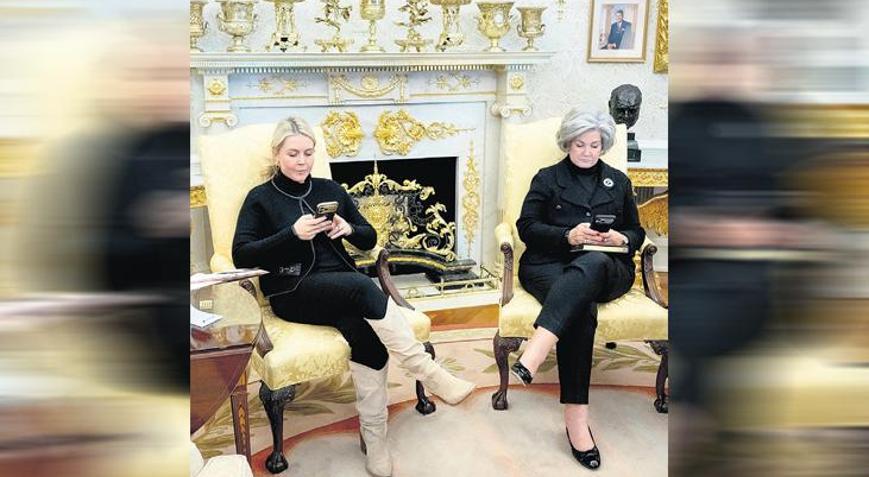 Devlet dairesinde örgü örer gibi