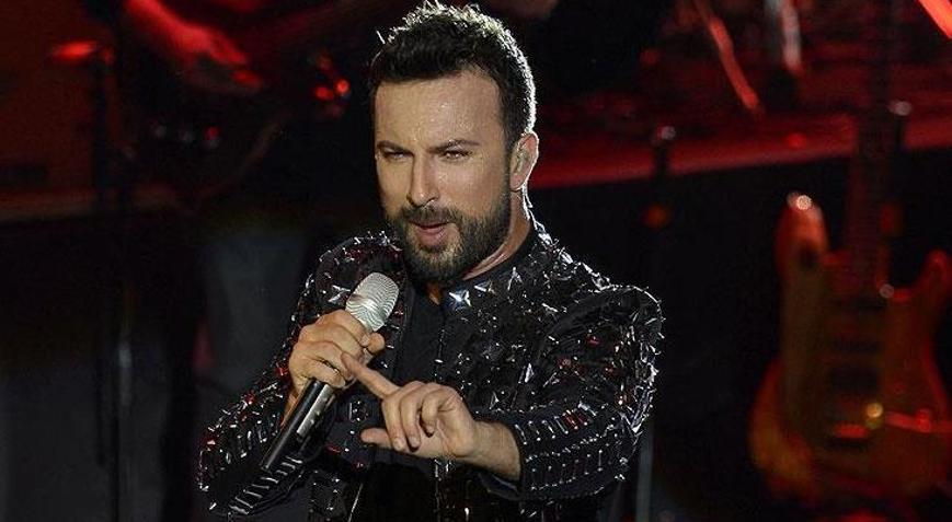 Sahneden ünlülere takıldı