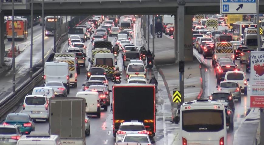 Sabah saatlerinde İstanbul kilitlendi Köprüler ve tünellerde uzun kuyruklar