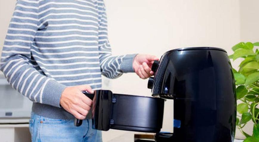 Airfryer temizlemenin en zahmetsiz yolu: Mutfaktaki o ürünle tüm kirler akıp gidiyor.