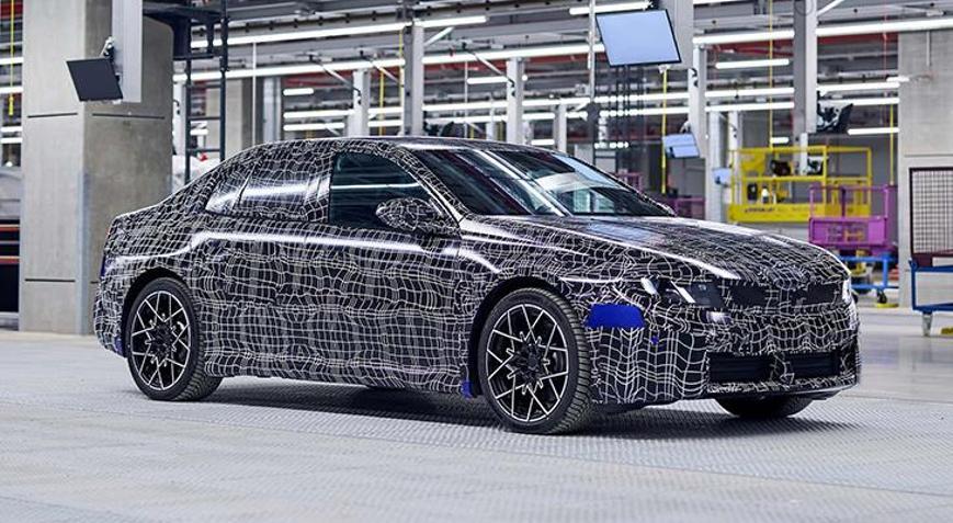 Yeni nesil BMW i3 üretim bandına indi