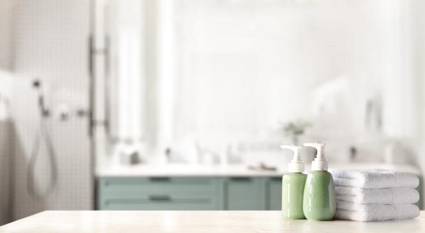 Pahalı deterjanlara veda edin: Patates ve folyo ile banyo parlatmanın 3 kolay yolu