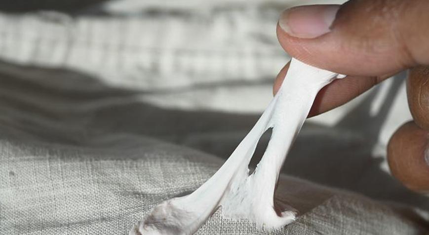 En sevdiğiniz kıyafeti çöpe atmayın Yapışan sakızı saniyeler içinde söküp atan yöntem