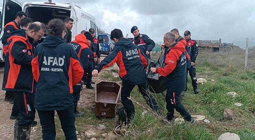 İzmirde otomobil, dere üzerindeki köprüden geçerken sele kapıldı 2 kişi hayatını kaybetti