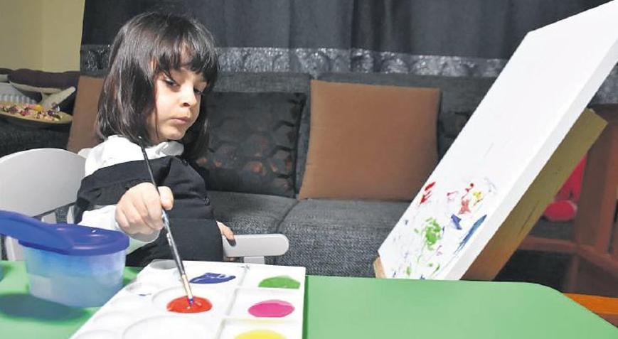 Esra resimleriyle umut topluyor