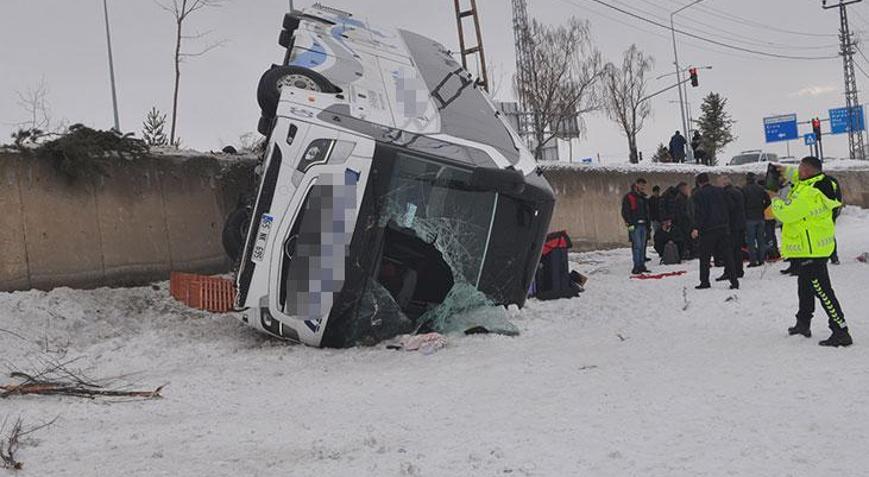 Ağrıda yolcu otobüsü devrildi Çok sayıda yaralı var