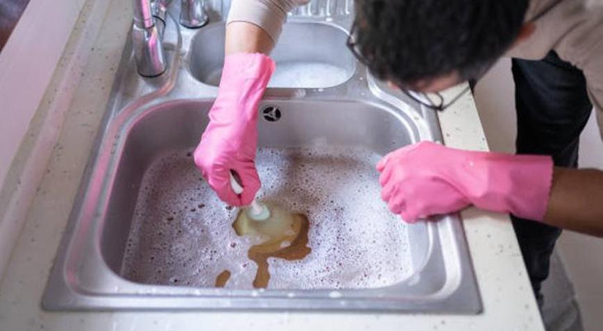 Hemen tesisatçı çağırmayın Evdeki o malzeme lavaboyu anında açıyor