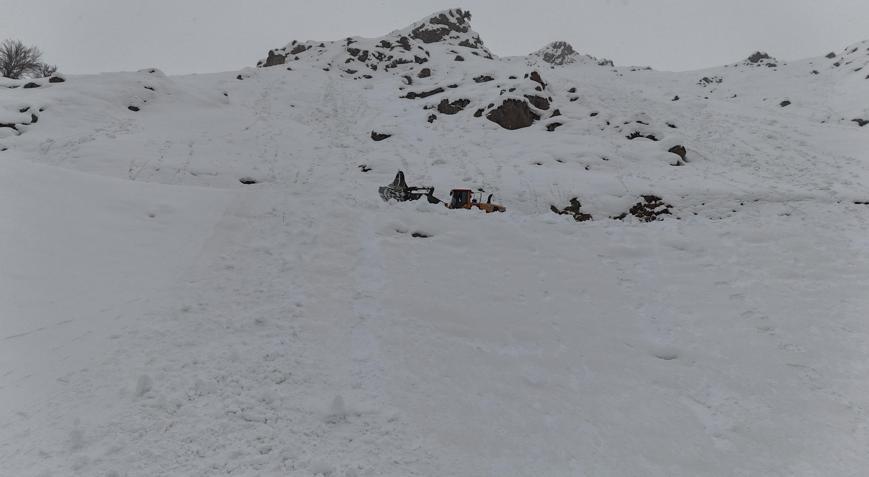 Yüksekovada çığ nedeniyle kapanan mezra yolu, 2 ay sonra açıldı