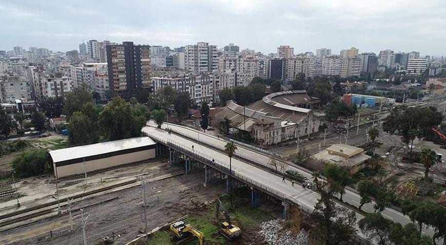 Adana’da, James Bond’un üzerinden geçtiği köprü yıkılıyor