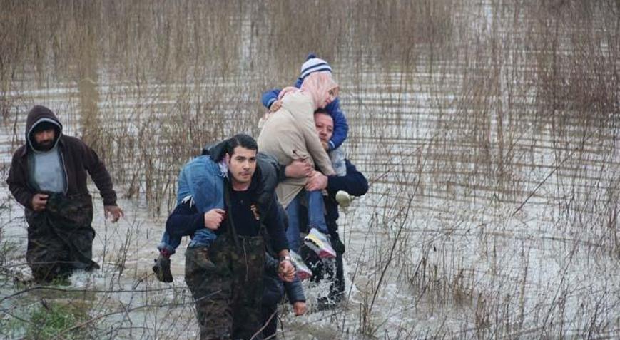 Gediz taştı, bağ evinde mahsur kaldılar Baba ve 4 çocuk sırtta kurtarıldı