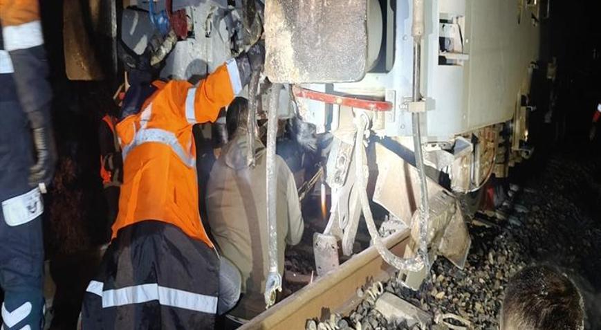 Balıkesirde facianın eşiğinden dönüldü Yolcu treni raydan çıktı