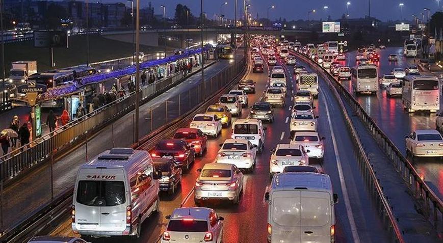 İstanbul’da trafik kırmızı alarm veriyor Yoğunluk yüzde 87’ye ulaştı