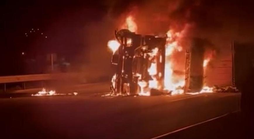 Osmaniye’de devrilen TIR, alev alev yandı