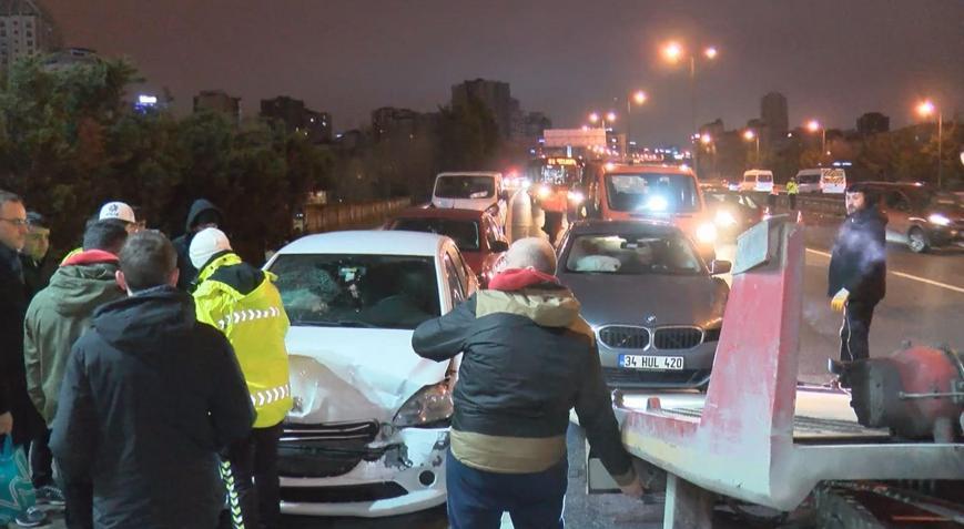 İstanbul - Ümraniye'de 7 aracın karıştığı zincirleme kaza; trafik yoğunluğu oluştu -1