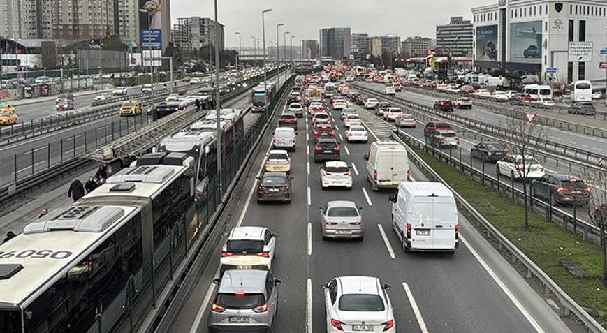 İstanbulda trafik yoğunluğu yüzde 80e kadar çıktı