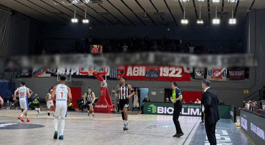 Panionios-Beşiktaş maçında skandal pankart Yunan taraftarlardan çirkin provokasyon