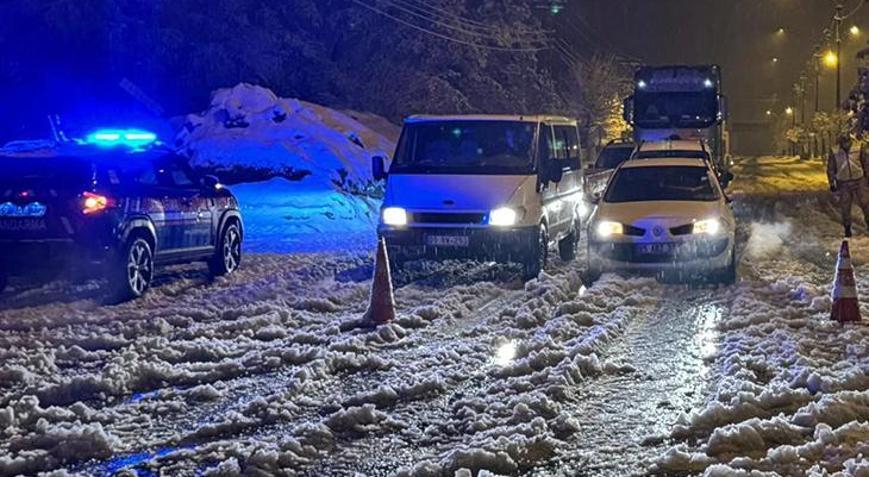 Muş-Bingöl kara yolunda 40 araçta mahsur kalan 80 kişi kurtarıldı