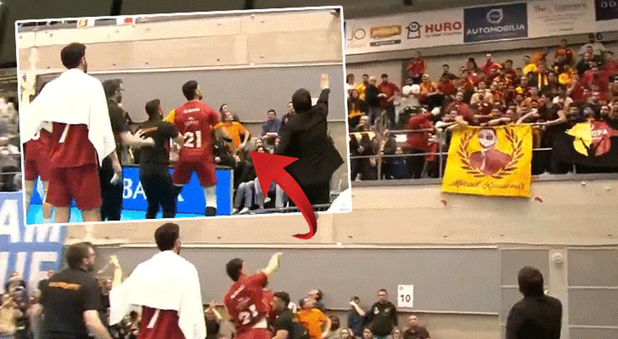 Galatasarayda taraftar ve voleybolcular arasında gerginlik Su şişesini fırlattı