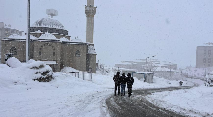 Yüksekovada kar yağışı nedeniyle 28 yerleşim yeri ulaşıma kapandı
