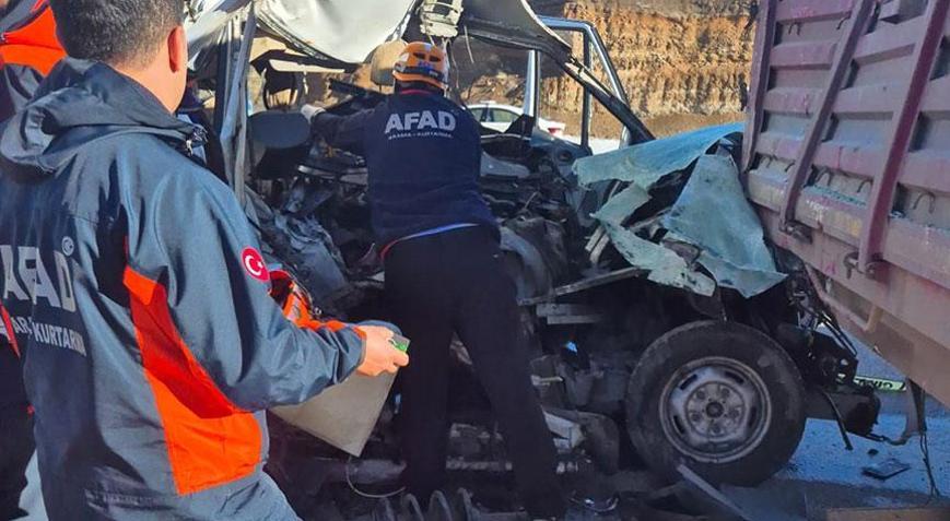 Kayseri'de korkunç kaza! Öğrenci servisi, TIR'a arkadan çarptı: 1 ölü, 7  yaralı - Haberler Milliyet