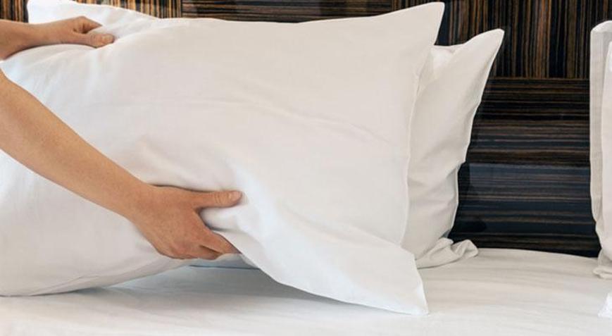 Otel gibi kar beyazı yastıkların sırrı çözüldü: Sadece 1 ölçek eklemek yetiyor