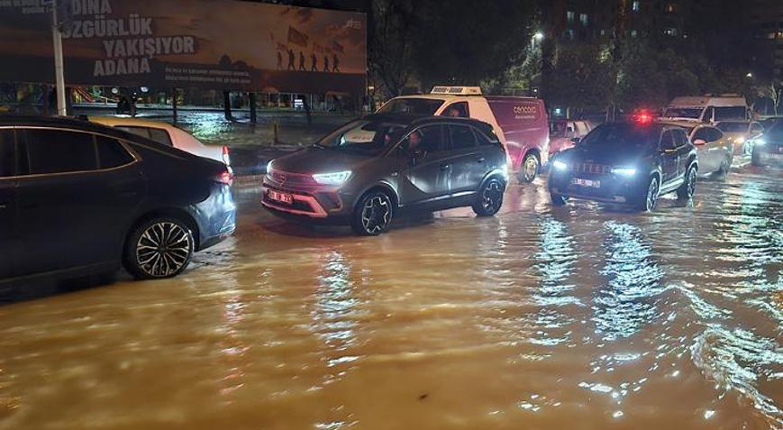 Adanada sağanak hayatı felç etti Caddeler göle döndü, araçlar mahsur kaldı
