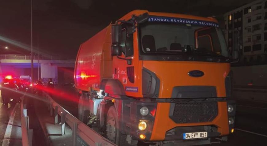 Küçükçekmece’de belediye temizlik aracına çarpan motosikletteki 2 kişi öldü