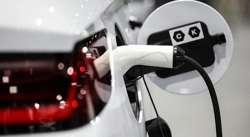 Dünyada elektrikli araç satışları düştü