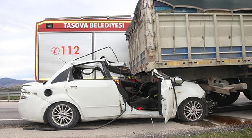 Amasyada feci kaza TIRa çarpan otomobildeki 2 kişi öldü
