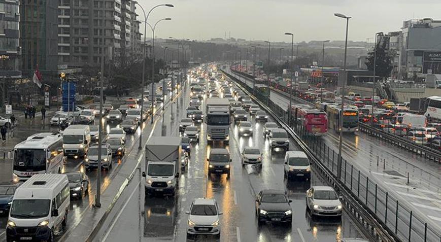İstanbulda haftanın son iş günü yol durumu nasıl Trafik yoğunluğu yüzde 89a kadar çıktı
