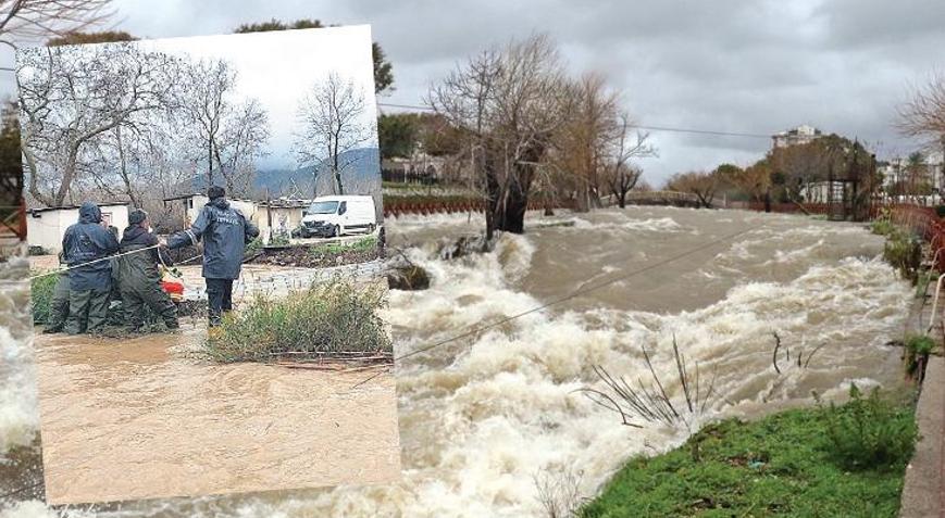 Antalya’yı sel vurdu